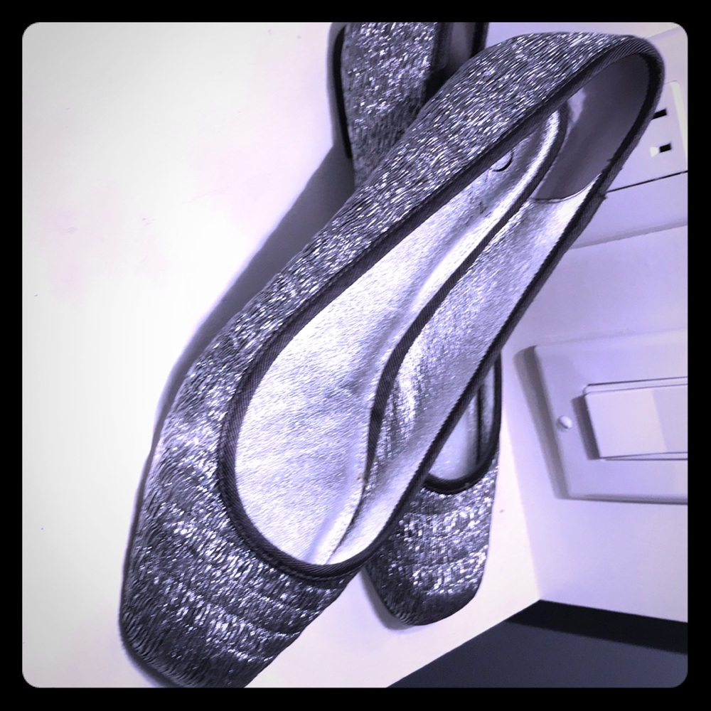 NWOT Super Chic Silver Ballet Flats